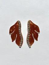 Par de aros con forma de hoja color cobre con borde de strass.