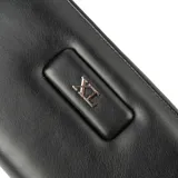 Billetera negra de símil cuero con cierre perimetral y logo XL plateado en el frente. Cuenta con 10 compartimentos internos y un bolsillo con cierre.