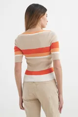 Sweater de punto color beige con rayas horizontales en naranja y blanco, de mangas cortas y cuello redondo.