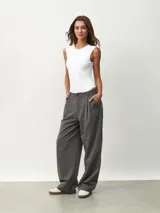 Pantalón gris oscuro de vestir con pinzas, corte amplio y tiro alto.
