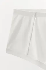 Braguita ancha de tiro alto confeccionada en mezcla de modal, color blanco, con cintura elástica y detalle de costuras marcadas.