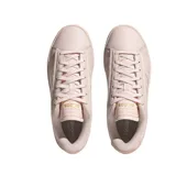 Championes Adidas Grand Court Alpha color rosa pálido, con las tres tiras laterales características de la marca.