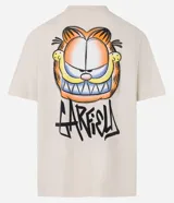 Remera color crema de corte relajado, cuello redondo y manga corta. Estampado frontal con el personaje de Garfield.