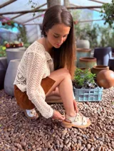 Sandalias con plataforma color marrón y tiras de cuero sintético con estampado animal print de vaca.