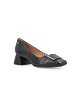 Zapato cerrado de cuero negro con textura croco, taco cuadrado forrado y hebilla metálica plateada.