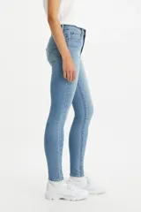 Pantalón de jean celeste de tiro alto, corte super skinny y tela elastizada.
