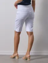 Bermuda blanca de gabardina elastizada, marca Ruby Rd. con pretina ancha elastizada, bolsillos delanteros simulados y bolsillos traseros aplicados.