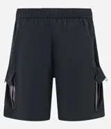 Bermuda masculina de estilo baggy, color negro, con cintura elástica, cinturón ajustable y bolsillo cargo con recortes en color gris contrastante. Confeccionada en poliéster.