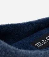 Pantuflas cerradas de poliéster color azul marino, con plantilla y forro de poliéster y suela de goma termoplástica.