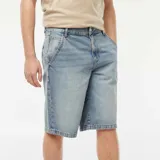Bermudas de jean celeste con corte holgado.