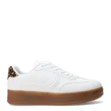 Zapatillas deportivas blancas con cordones, detalle de animal print en el talón y suela gruesa color caramelo.