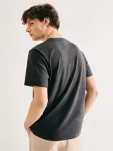 Camiseta básica de manga corta, cuello redondo y calce regular, color rojo jaspeado.