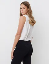 Pantalón azul marino de gabardina elastizada, corte recto, pretina ancha pespunteada, bolsillos simulados y largo al tobillo.