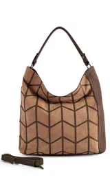 Cartera hobo agamuzada color marrón claro con diseño geométrico tramado al frente. Tiene apertura superior con cierre, división interna y bolsillos internos. Incluye correa corta para el hombro y correa larga desmontable y regulable.