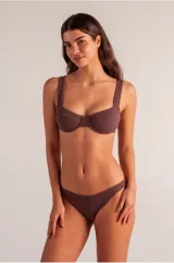 Conjunto de bikini marrón chocolate en tejido de canalé, compuesto por un corpiño con aro y almohadillas extraíbles, tiras anchas y gancho multiposición, y una braga de cobertura clásica completamente forrada.