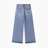 Pantalón jean celeste de corte ultra baggy con bolsillos traseros con bordes desflecados y diseño de llamas bordadas.