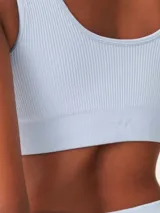 Top deportivo celeste de punto acanalado, sin costuras, con breteles anchos y escote cuadrado.