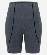 Bermuda deportiva gris con textura jacquard de ondas, confeccionada con tecnología seamless y cintura alta.