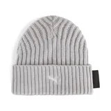Gorro de lana tejido en punto acanalado color gris claro, con etiqueta rectangular de cuero sintético con el logo de Mercedes AMG Petronas F1 Team en el frente y etiqueta tejida con el logo de Mercedes-Benz en el lateral.