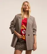 Blazer largo de poliéster con viscosa y elastano, con estampado de cuadros, cuello solapa, manga larga y cierre frontal con un botón.