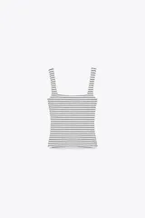 Camiseta blanca con rayas horizontales negras, corte slim fit, escote cuadrado y tirantes anchos.