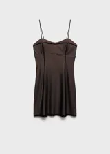 Vestido corto negro de malla transparente con forro interior, escote corazón, tirantes finos y cierre de cremallera invisible en la parte posterior.