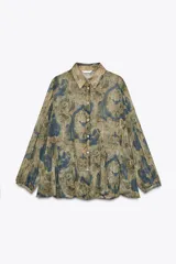 Camisa de manga larga con cuello solapa y estampado abstracto en tonos beige, verde y azul.