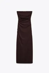 Vestido largo marrón chocolate de escote recto y hombros descubiertos, con detalle de frunces en el frente.