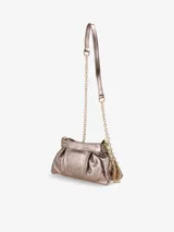 Cartera plateada con efecto arrugado, cierre superior y correa de cadena metálica.
