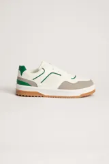 Zapatillas deportivas acordonadas blancas con detalles en verde y gris.