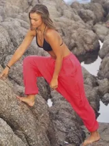 Pantalón babucha de muselina color celeste, con cintura elástica y cordón ajustable.