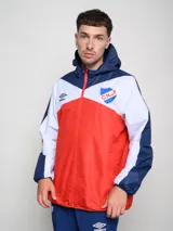 Campera de lluvia oficial color rojo, blanco y azul, con cierre frontal y capucha.