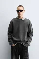 Sudadera gris oscuro de corte relaxed fit, con cuello redondo, manga larga y efecto lavado.