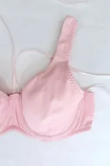 Soutien blanco con aro, copa moldeada y breteles anchos regulables. Confeccionado en algodón elastizado doble.