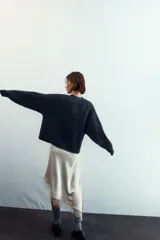 Falda color crema de satén con corte al bies y terminación asimétrica con encaje.