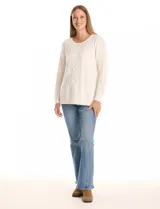 Buzo de tejido con textura de trenzas, color rojo, escote redondo y mangas largas.