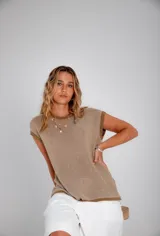 Blusa de hilo tejido a rayas horizontales en tonos gris y negro, de corte suelto y oversize, con cuello redondo y mangas cortas.