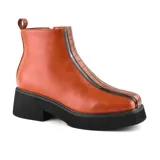 Bota corta color marrón con plataforma y taco bajo. Presenta detalle de costuras en la parte delantera y cierre lateral.