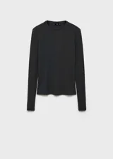 Camiseta negra de punto de canalé, cuello redondo y manga larga.
