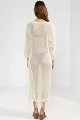 Vestido largo color crema de punto abierto en algodón con lúrex y flecos en el ruedo.