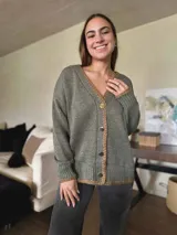 Saco tejido en algodón y lurex color verde oliva con terminaciones hechas a mano con crochet en lana Merino color marrón. Tiene botones dorados.