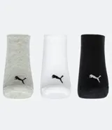 Kit de tres pares de medias Puma de caño bajo en color gris, blanco y negro, con logo de la marca bordado en el tobillo.