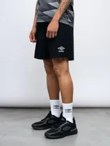 Short deportivo azul de entrenamiento, con pretina en contraste y logo de la marca en la pierna.