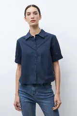 Camisa de vestir color azul marino, con cuello clásico y cierre frontal de botones.