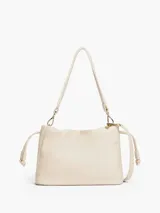 Cartera bombonera color crema con asa corta y correa larga extraíble. Tiene cierre con cordón ajustable y detalles metálicos dorados.