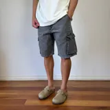 Bermuda de jean celeste con bolsillos cargo laterales y traseros.