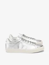 Championes Veja modelo Campo Chfree, color plateado con logo lateral en blanco y cordones grises. Fabricados con cuero orgánico y suela de caucho amazónico.