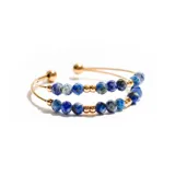Anillo de acero con cuentas de lapislázuli en tonos azules y dorados.