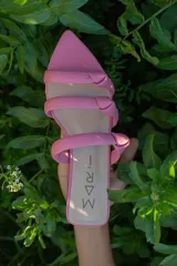 Sandalias de cuero color amarillo flúor con tres tiras finas con nudo y punta fina.