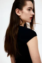 Top corto negro de punto acanalado fino de algodón. Modelo de manga japonesa con costura fruncida en el busto, escote corazón con ribete de picot y bajo recto.